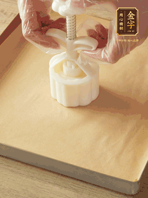 取一個(gè)面團(tuán)，捏扁，中間厚，四周薄?；⒖谕贤?，直到收口，把餅胚放入模具里，壓2-3下