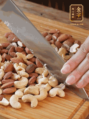 熟堅(jiān)果切成大顆粒，加入杏仁片、白芝麻、火腿絲、熟糯米粉、玫瑰花醬、花生油、水怡攪拌均勻，捏成52g一個(gè)的小球