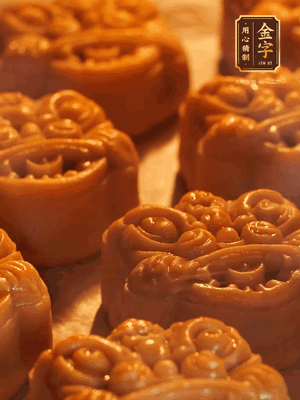 表面噴上水，烤箱預(yù)熱至190℃，170℃烤10分鐘