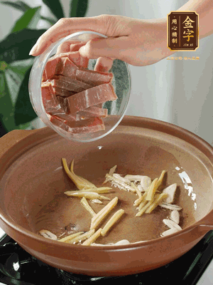 姜絲煸香后放火腿翻炒，加開水燉煮10分鐘