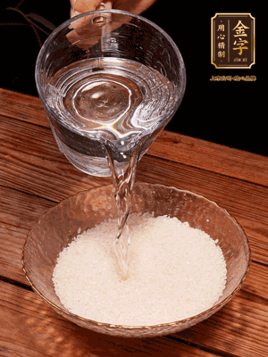 大米提前浸泡30分鐘。干香菇泡發(fā)切成條；蝦米提前浸泡2小時(shí)