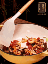 蔥白、干香菇、蝦米、香腸片略微翻炒才出香味，然后倒入料汁（生抽3勺、蠔油2勺、胡椒粉少許）、大米拌勻