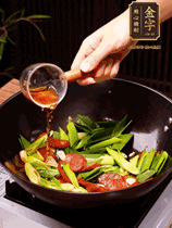 下蒜苗炒軟，沿鍋邊烹入一勺料酒，加醬油、蠔油、白糖調(diào)味炒勻