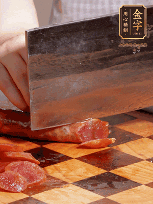 金字香腸煮熟，切片