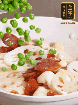 熱油下鍋，爆香香腸