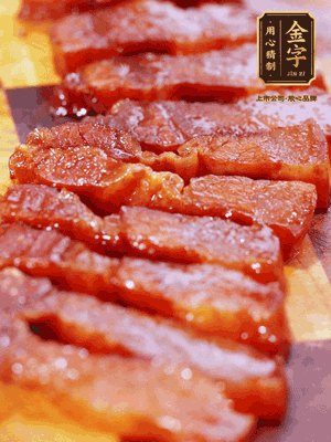 金字醬油肉煮熟，切片