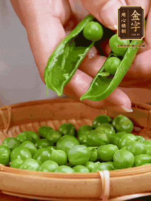 甜豆去殼，剝出甜豆米。百合小心剝成片。