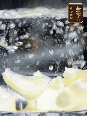 燒開一鍋水，甜豆米、百合燙10秒