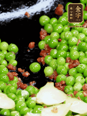 鍋內(nèi)少許油，下火腿煸香，再下甜豆米、百合翻炒，少許鹽、一點水煮到收干