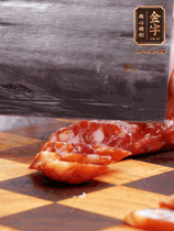 處理食材：香腸切片，土豆切塊、胡蘿卜切丁、豆角切段