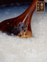 大米淘洗干凈，水開放入大米，煮3分鐘，煮到用手可以掐斷大米，撈出瀝干備用