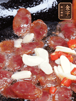 香腸煸香，加大蒜、小米辣增加香味