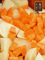 加土豆、胡蘿卜翻炒，隨后加入豆角、1勺鹽、1勺生抽、1勺蠔油、半勺老抽煸炒均勻