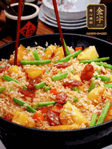 加水，沒過大部分食材。把瀝干水分的米飯均勻地鋪在上面，筷子戳幾個洞