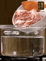 麻鴨切塊，冷水下鍋，加蔥姜、料酒焯水。撈出溫水洗凈