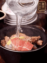 所有食材放入電飯鍋，加2勺料酒，足量的開水，按煲湯鍵煮湯