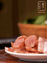 金字咸肉、金字香腸煮熟。咸肉切條、香腸切片備用。