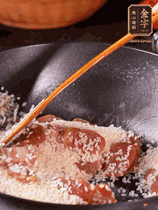 咸肉香腸下鍋煸出油脂香味，倒入洗凈的大米攪拌