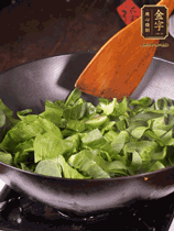 上海青切碎，用豬油炒到半熟