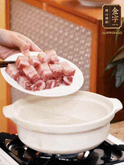 鍋內倒油，下咸肉微微煸炒，再放排骨炒一下