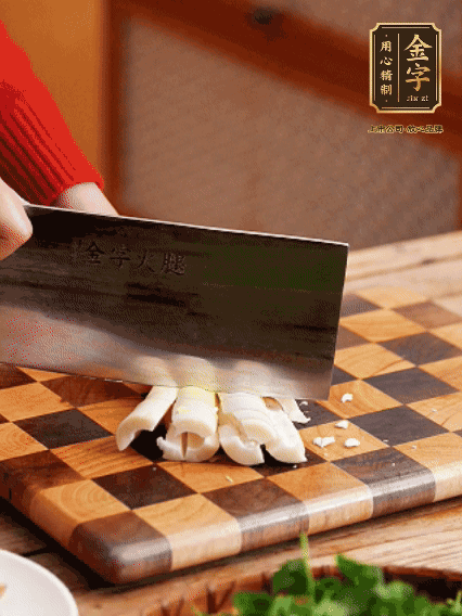 春筍剝?nèi)ネ鈿?，拍碎切成小條