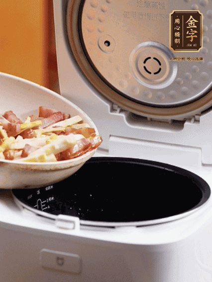 和洗凈的大米一起倒入電飯煲，攪拌均勻。水剛好沒過大米