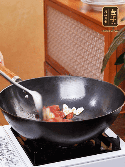 熱油，香腸微微煸出香味，加蒜片、小米辣