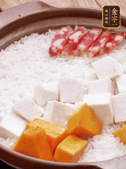 砂鍋涂油，放入泡好的大米。鋪上芋頭、南瓜，倒入開(kāi)水剛好沒(méi)過(guò)，中火煮到水收干