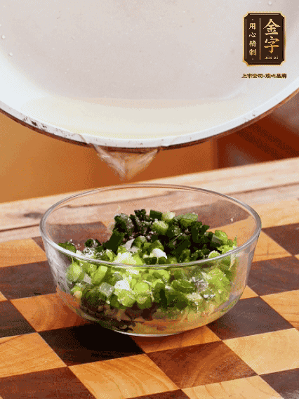 姜末、蔥末加鹽，潑熱油做成蔥姜醬