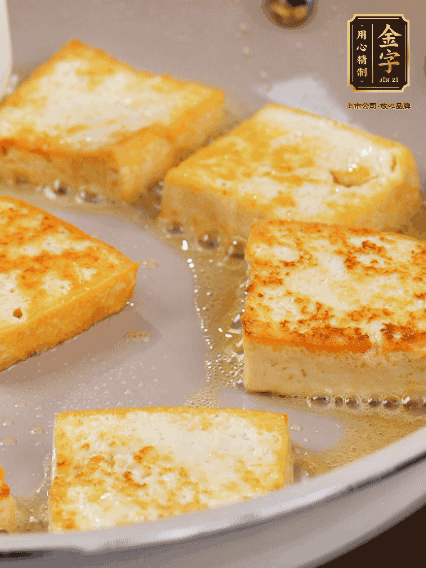 豆腐切片，兩面煎一下備用；春筍切段