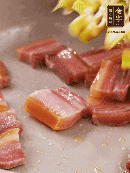 再放春筍翻炒一下，倒入砂鍋中，加適量的熱水，大火燜煮6分鐘