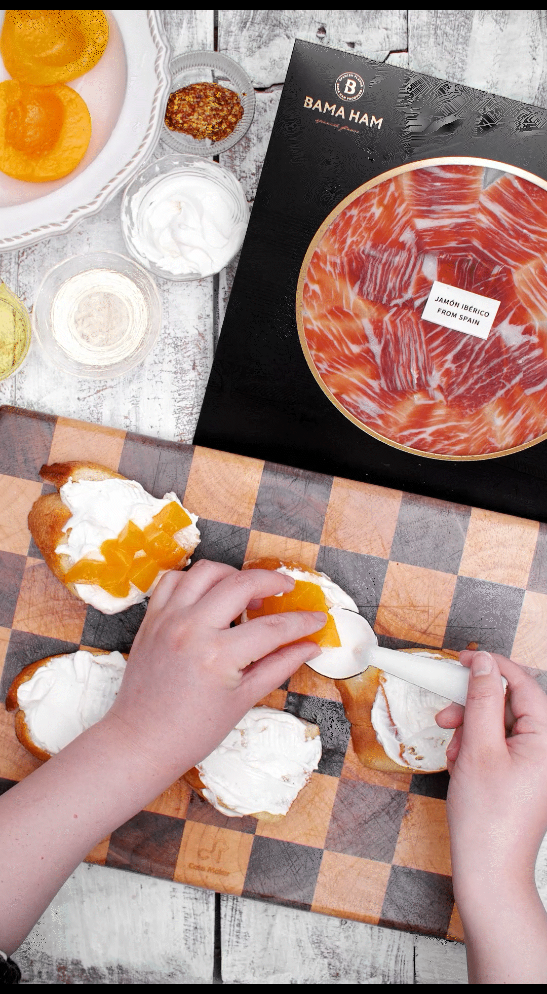 法棍涂抹奶油，放上黃桃和巴瑪火腿