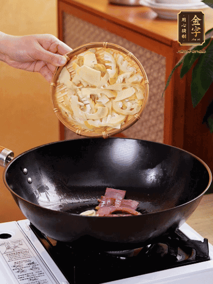 油熱，下蒜末、火腿煸炒出香味，再下筍片微微翻炒