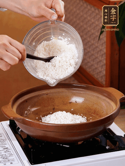砂鍋中倒入煎羊肚菌的油，涂勻。加入提前浸泡過1小時的生米，再加入和生米齊平的水,,蓋蓋子，大火煮沸后轉(zhuǎn)小火煮至水分微干