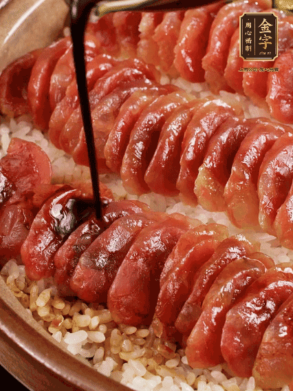 淋上醬汁攪拌均勻
調(diào)一個醬汁：生抽2匙、老抽半匙、蠔油半匙、白砂糖1/3匙、雞精1/3匙、香油5滴、水1匙