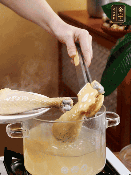 雞腿冷水下鍋，加蔥姜焯水，洗凈備用