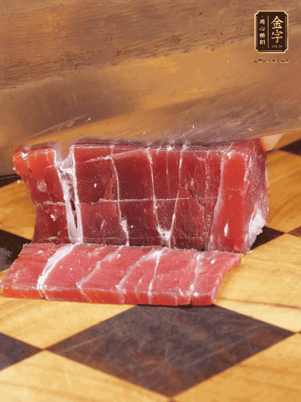 金字飄香火腿塊切片，溫水浸泡5分鐘