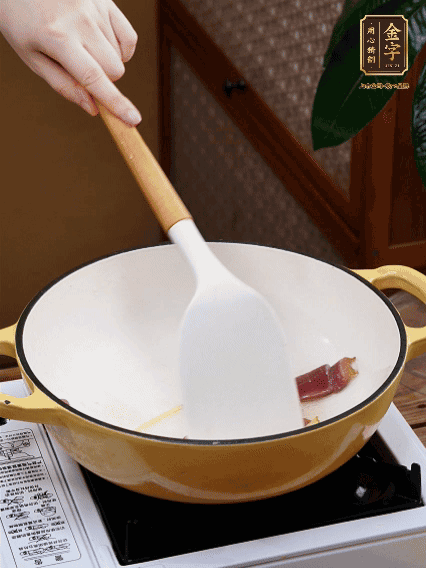 油熱，姜絲、火腿微微煸出香味