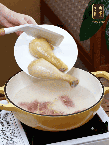 倒清水，放雞腿，大火煮開轉(zhuǎn)中小火煮20分鐘