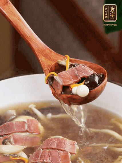 加羊肚菌、雞縱菌、蟲草花、海鮮菇、白玉菇再煮20分鐘