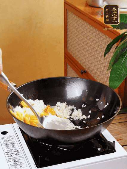 3個雞蛋攪成蛋液，下鍋煎至5成熟