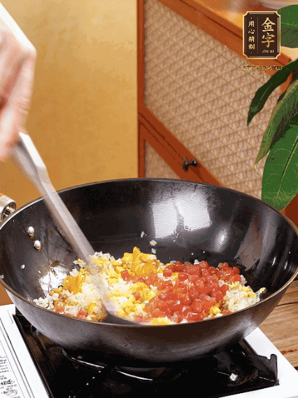 放隔夜飯攪散，加香腸，1勺生抽、半勺鹽調(diào)味。最后撒蔥花