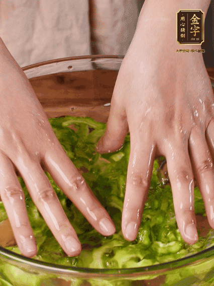 苦瓜去瓤切片，用鹽腌20分鐘，反復(fù)洗凈去苦味