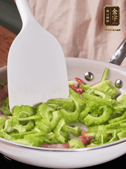 熱油，火腿、蔥姜、干辣椒煸香，再下苦瓜翻炒