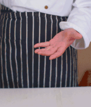 小蔥切碎，淡火腿切碎。