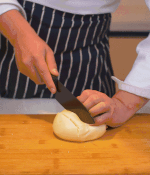 饅頭表面切出1cm左右的網(wǎng)格。