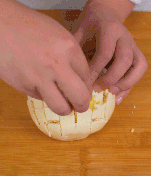 在縫隙里塞適量馬蘇里拉奶酪、再塞入淡火腿碎。