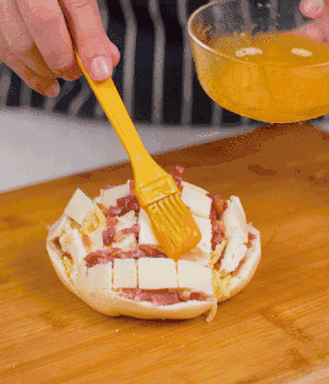 放在烤盤上，表面先刷一層玉米油，再刷一層蛋黃液。