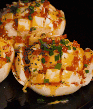 灑適量小蔥和黑芝麻，放入預(yù)熱的烤箱180度15分鐘。