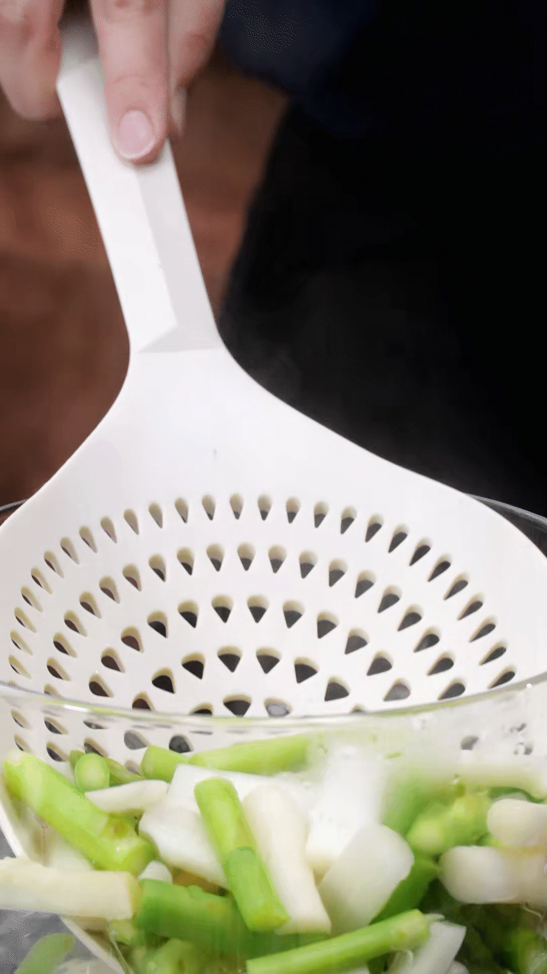 蘆筍切去老根，削皮后切斷焯水
